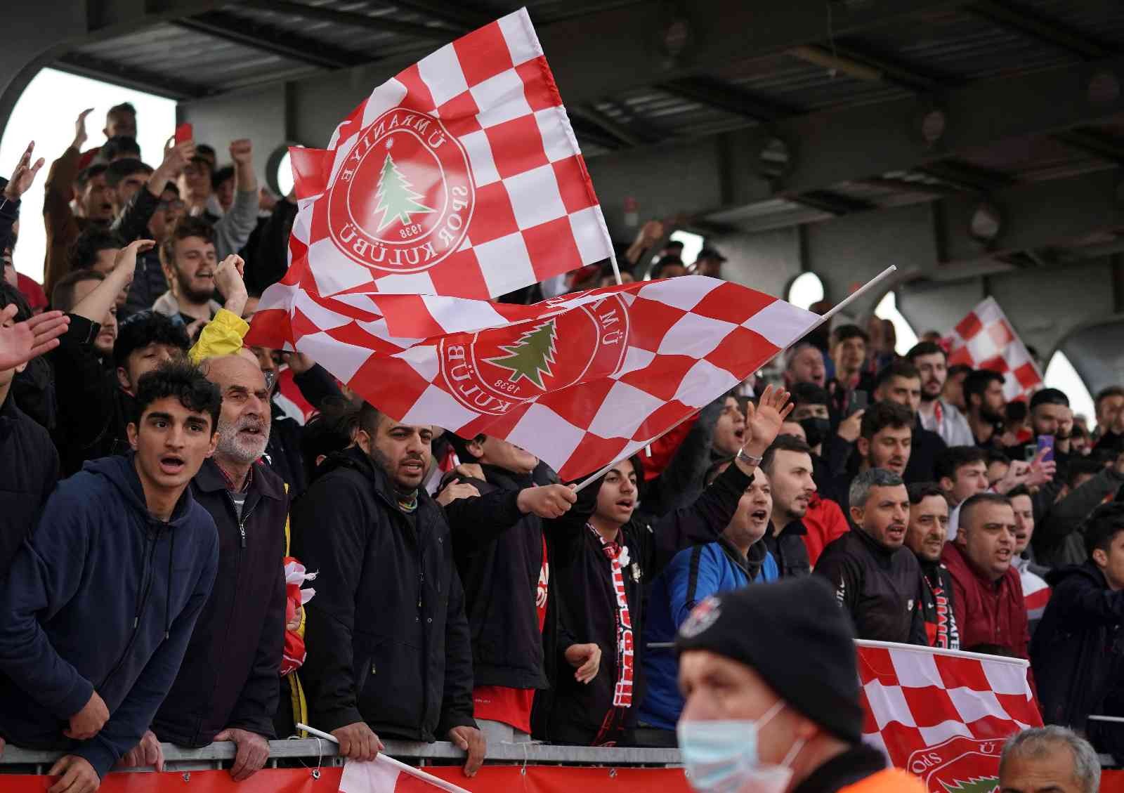 Spor Toto 1. Lig’in 35. haftasında Ümraniyespor, konuk ettiği Balıkesirspor’u 4-1 mağlup etti. Ümraniye bu sonucun ardından Süper Lig’e ...