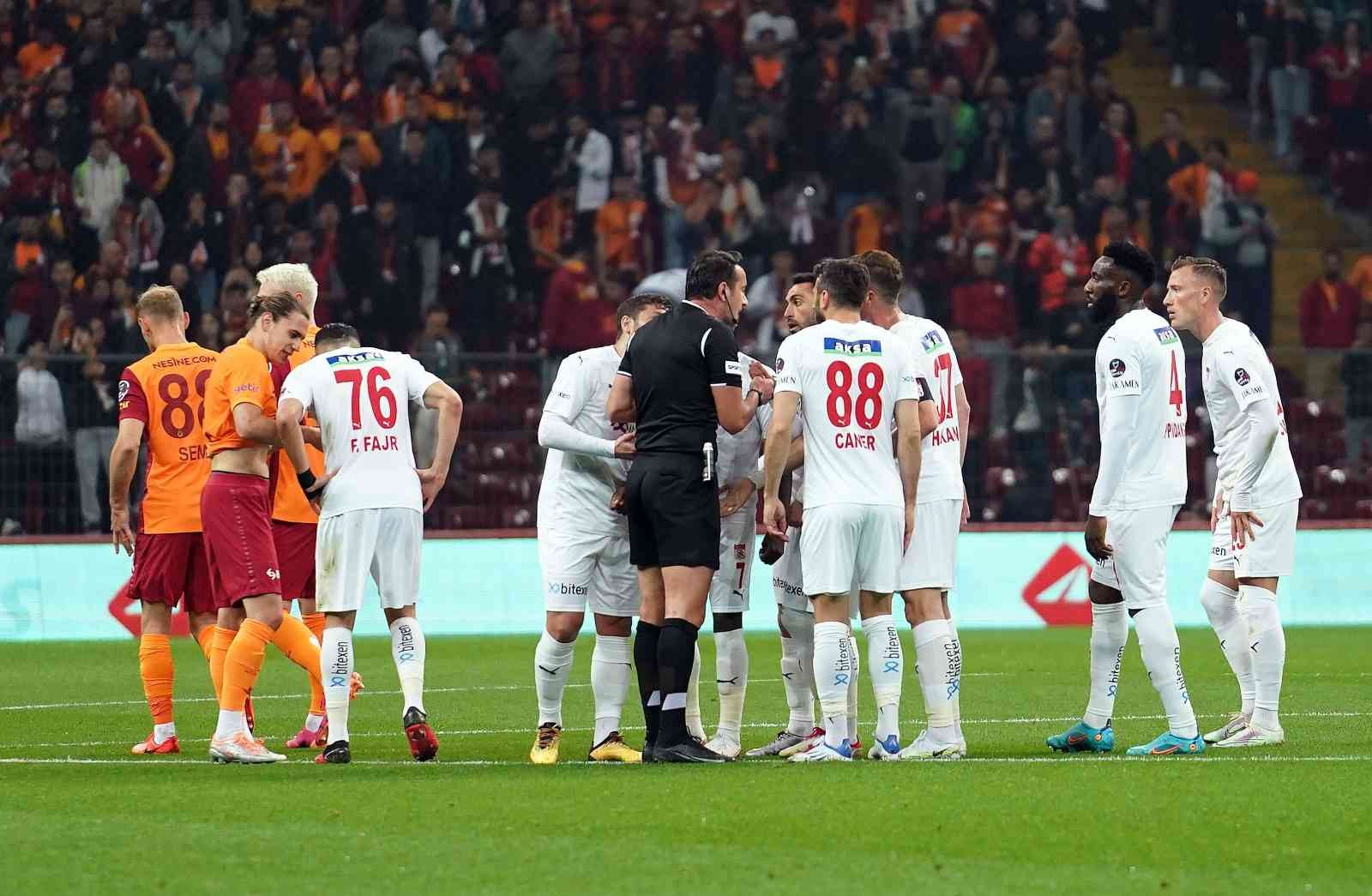 Spor Toto Süper Lig’in 35. haftasında Galatasaray, Sivasspor’u konuk ediyor. Mücadelenin 15 dakikası sarı-kırmızılı ekibin 1-0 üstünlüğü ile ...