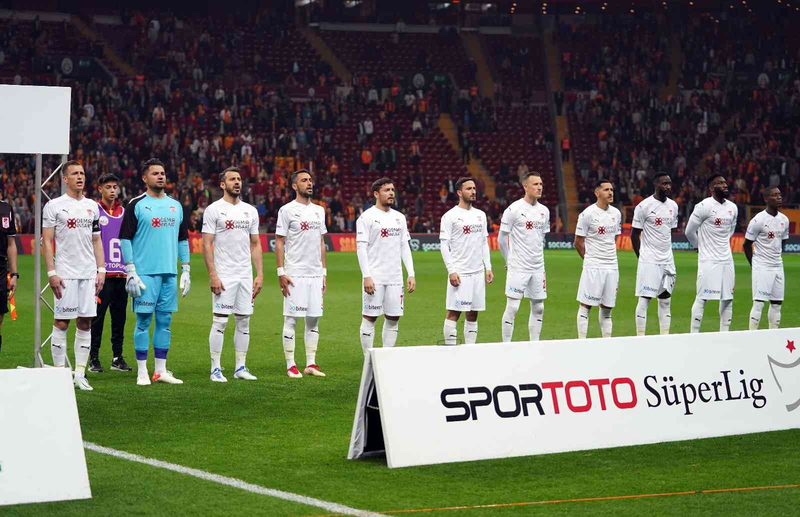 Spor Toto Süper Lig’in 35. haftasında Galatasaray, Sivasspor’u konuk ediyor. Mücadelenin 15 dakikası sarı-kırmızılı ekibin 1-0 üstünlüğü ile ...