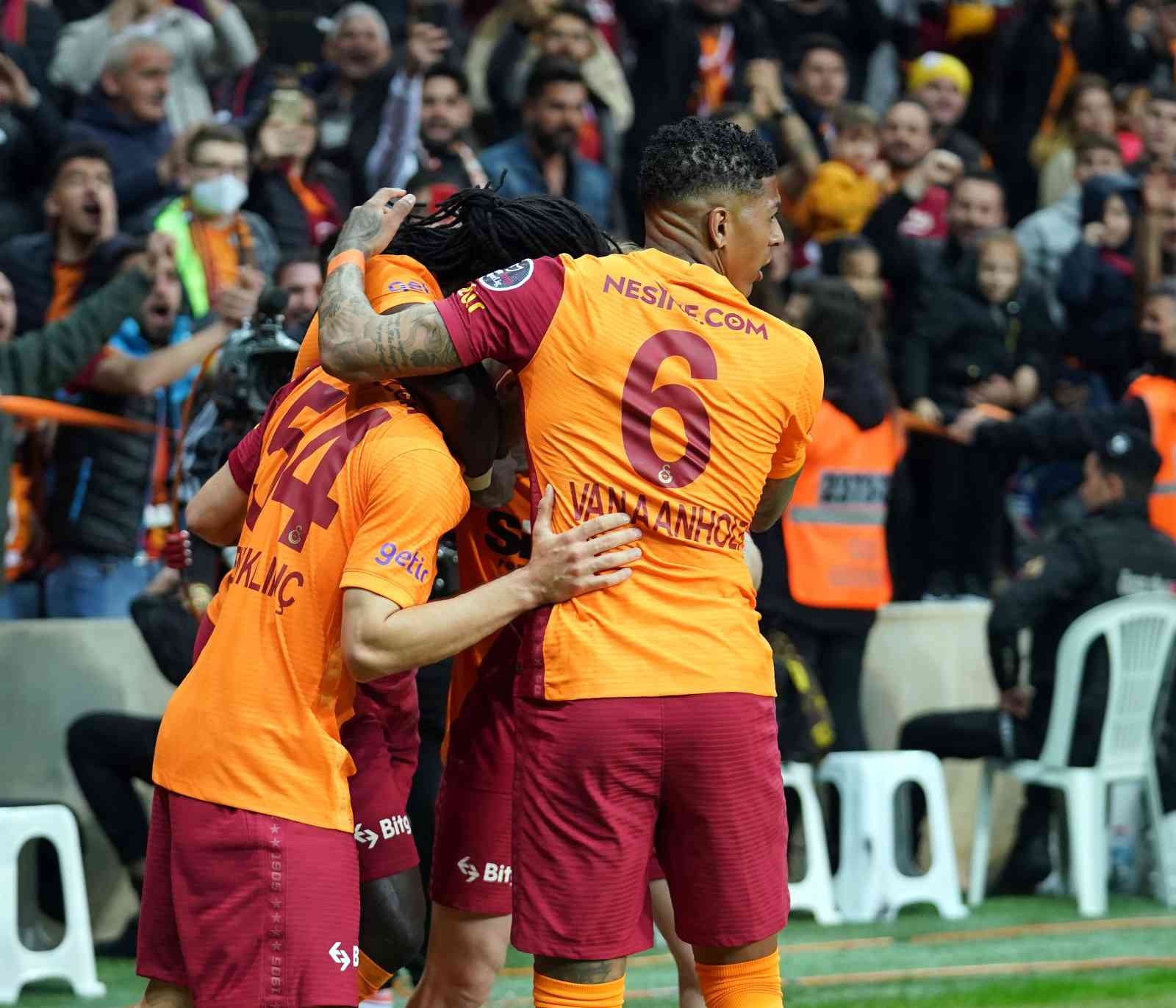 Spor Toto Süper Lig’in 35. haftasında Galatasaray, Sivasspor’u konuk ediyor. Mücadelenin 15 dakikası sarı-kırmızılı ekibin 1-0 üstünlüğü ile ...