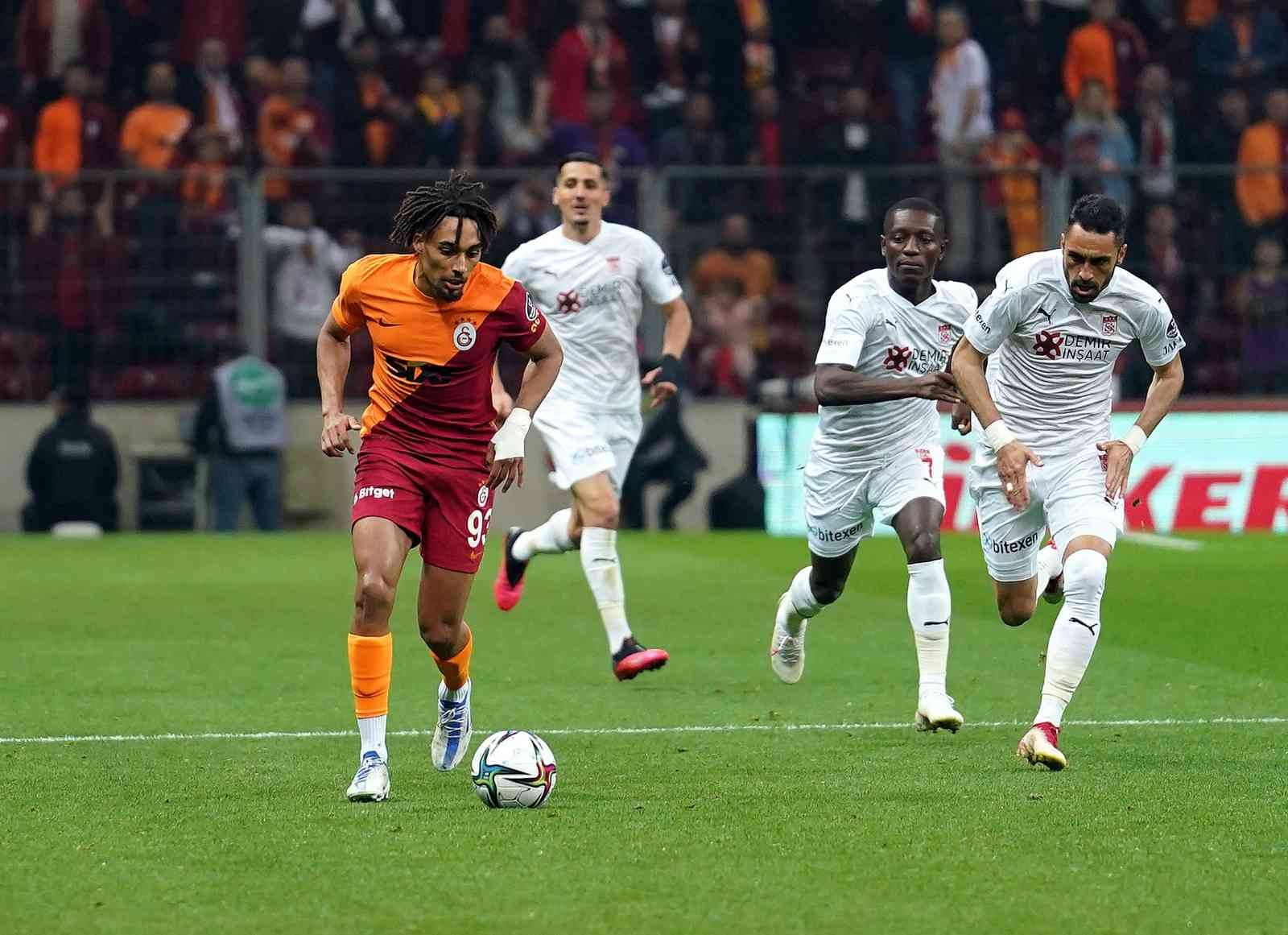 Spor Toto Süper Lig’in 35. haftasında Galatasaray, Sivasspor’u konuk ediyor. Mücadelenin 15 dakikası sarı-kırmızılı ekibin 1-0 üstünlüğü ile ...