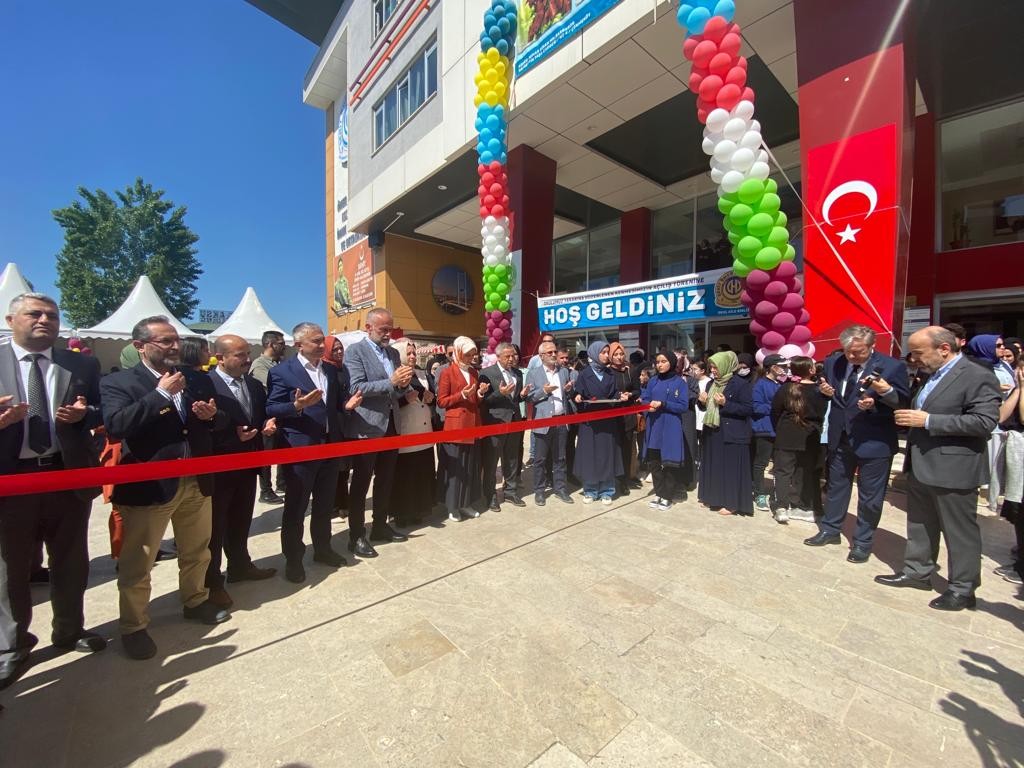 Cumhurbaşkanı Recep Tayyip Erdoğan’ın kızı Sümeyye Erdoğan Bayraktar, Şehit Ömer Halisdemir Kız Anadolu İmam Hatip Lisesi öğrencilerinin ...