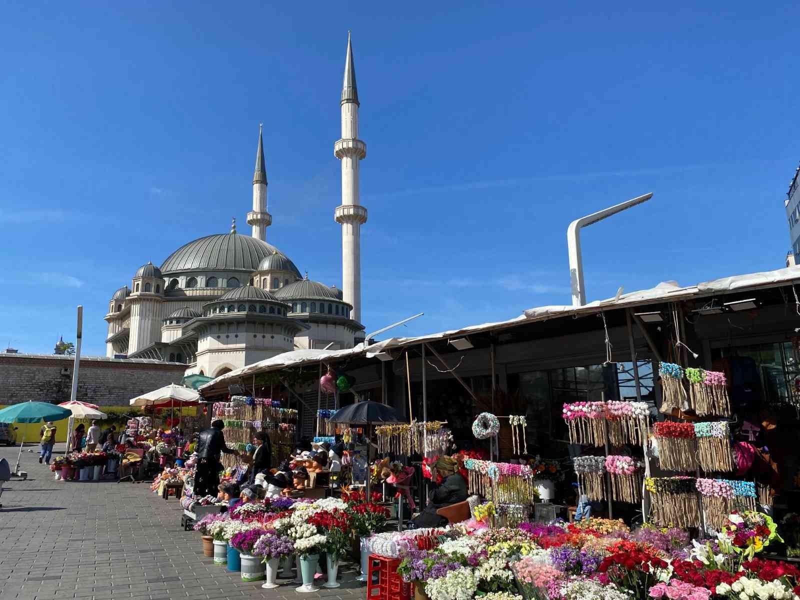 Taksim Meydanı’nda bulunan çiçekçilerde Anneler Günü heyecanı sabahın erken saatlerinde başladı. Anneler Günü için hazırlıklarını ...