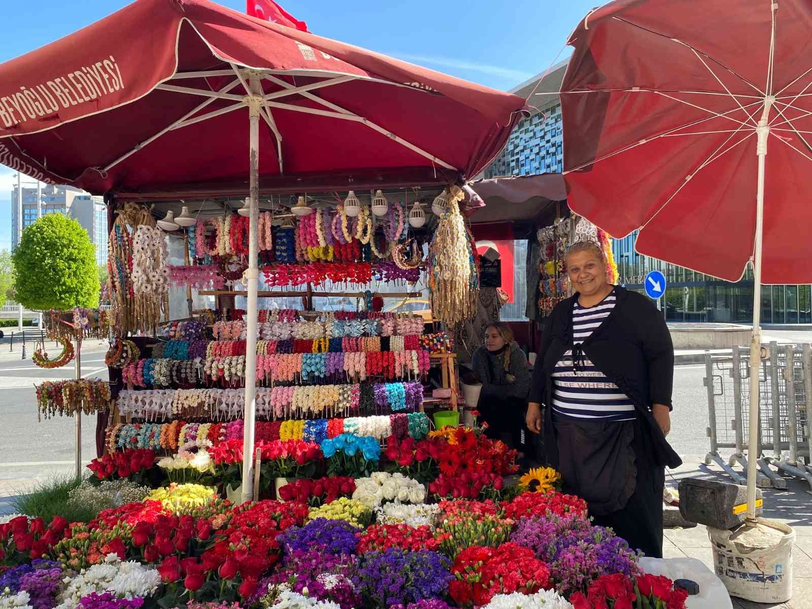 Taksim Meydanı’nda bulunan çiçekçilerde Anneler Günü heyecanı sabahın erken saatlerinde başladı. Anneler Günü için hazırlıklarını ...