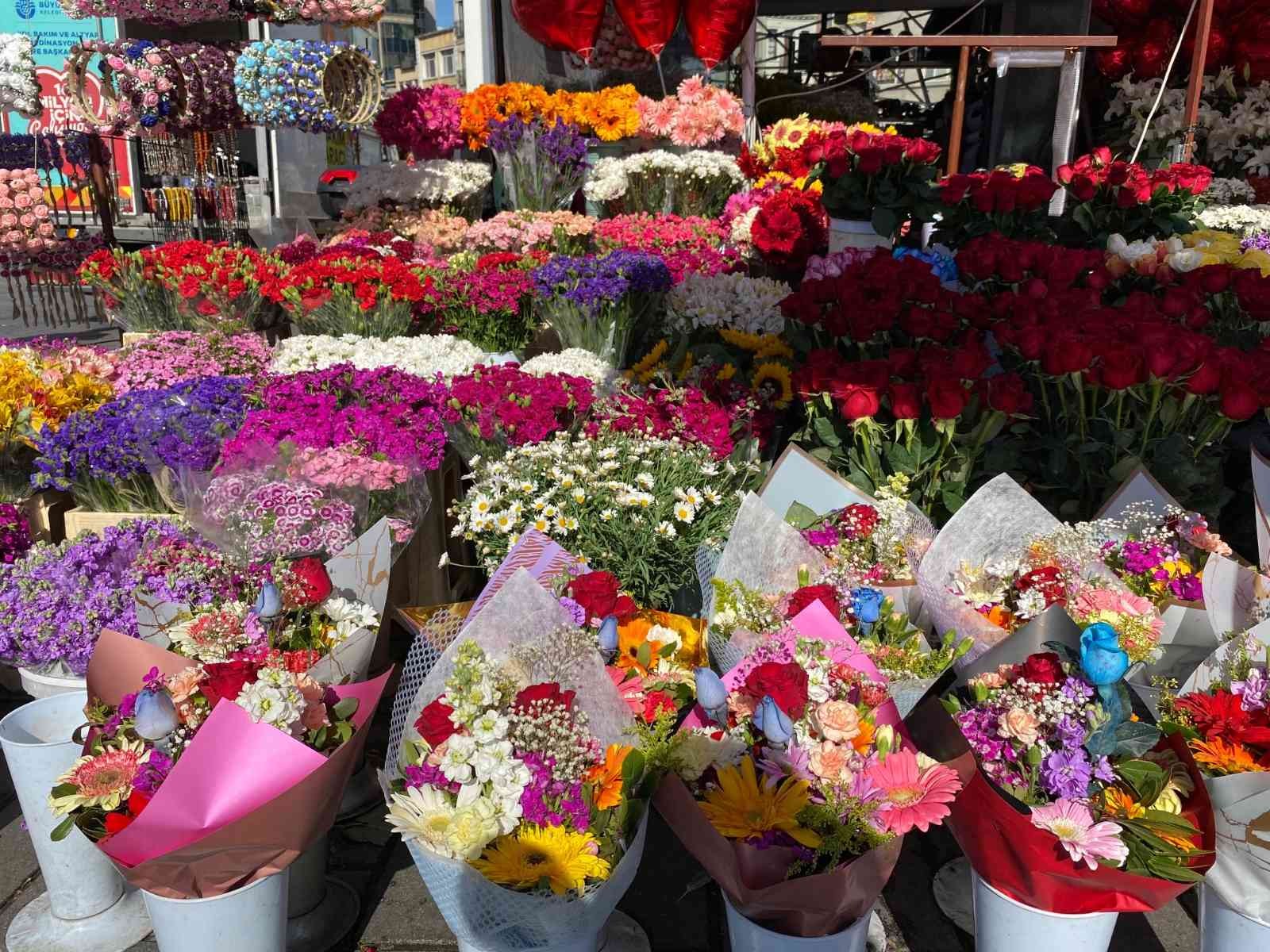 Taksim Meydanı’nda bulunan çiçekçilerde Anneler Günü heyecanı sabahın erken saatlerinde başladı. Anneler Günü için hazırlıklarını ...