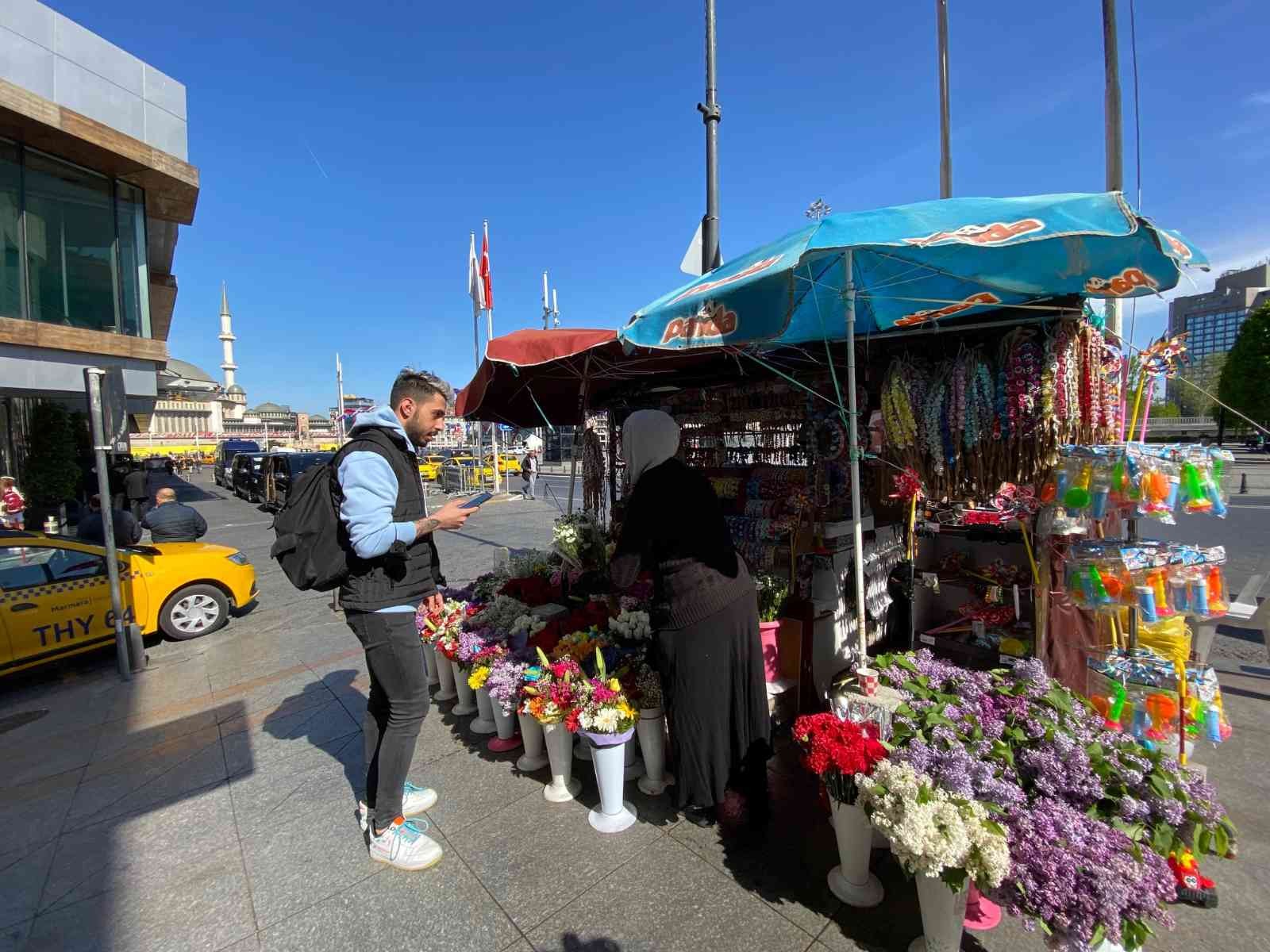 Taksim Meydanı’nda bulunan çiçekçilerde Anneler Günü heyecanı sabahın erken saatlerinde başladı. Anneler Günü için hazırlıklarını ...