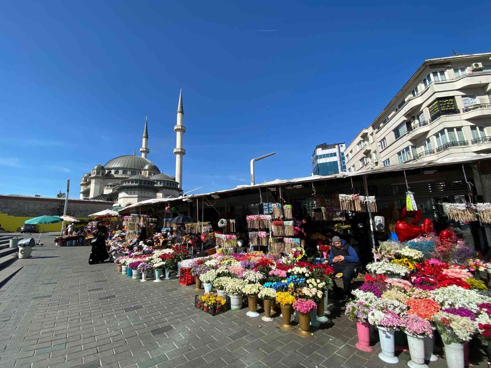 Taksim Meydanı’nda bulunan çiçekçilerde Anneler Günü heyecanı sabahın erken saatlerinde başladı. Anneler Günü için hazırlıklarını ...