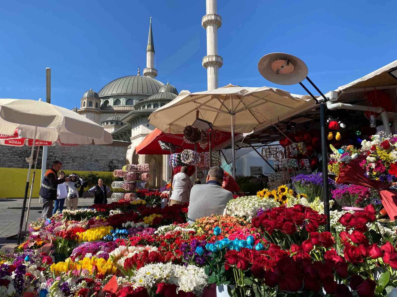 Taksim Meydanı’nda bulunan çiçekçilerde Anneler Günü heyecanı sabahın erken saatlerinde başladı. Anneler Günü için hazırlıklarını ...