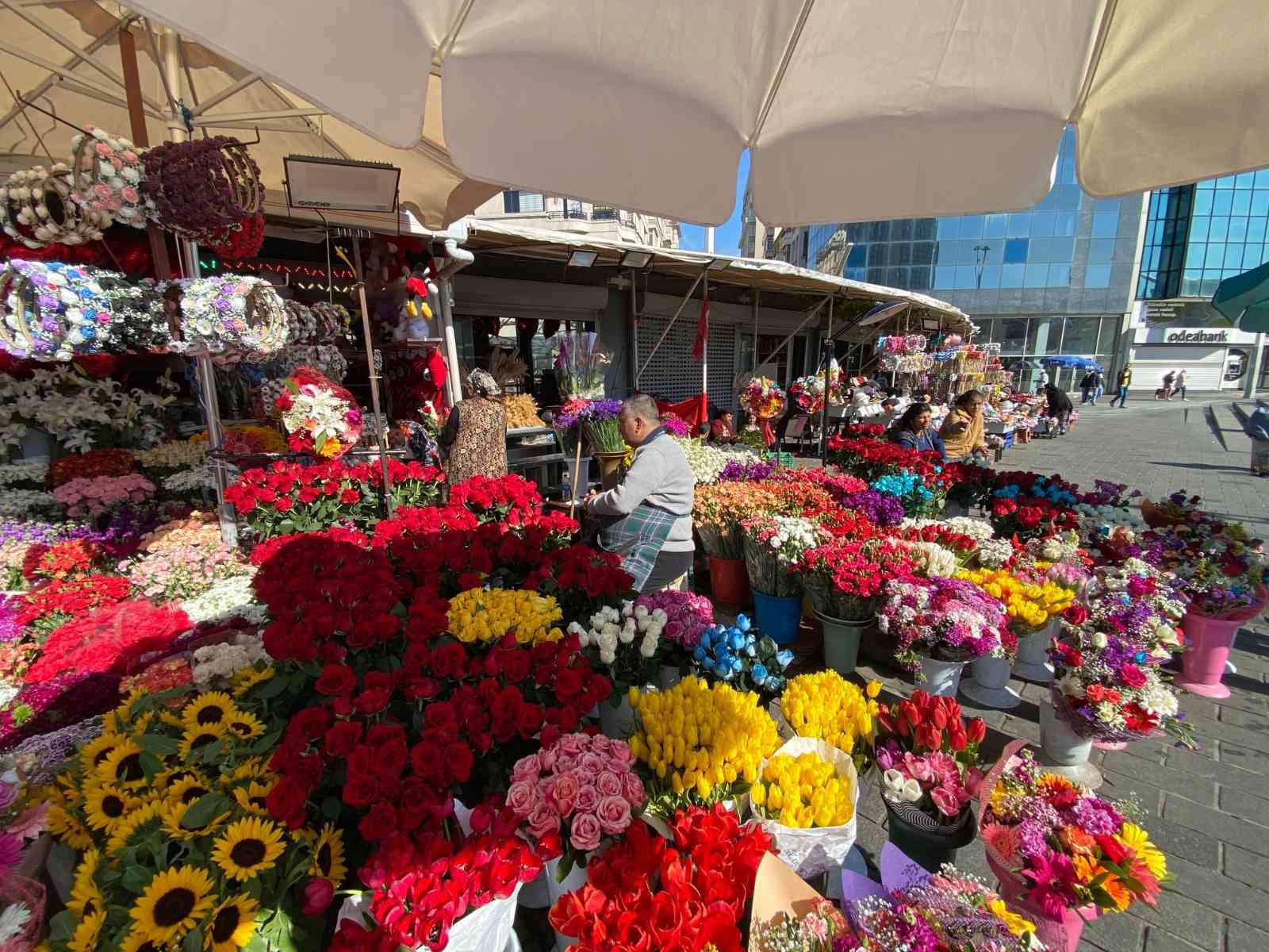 Taksim Meydanı’nda bulunan çiçekçilerde Anneler Günü heyecanı sabahın erken saatlerinde başladı. Anneler Günü için hazırlıklarını ...