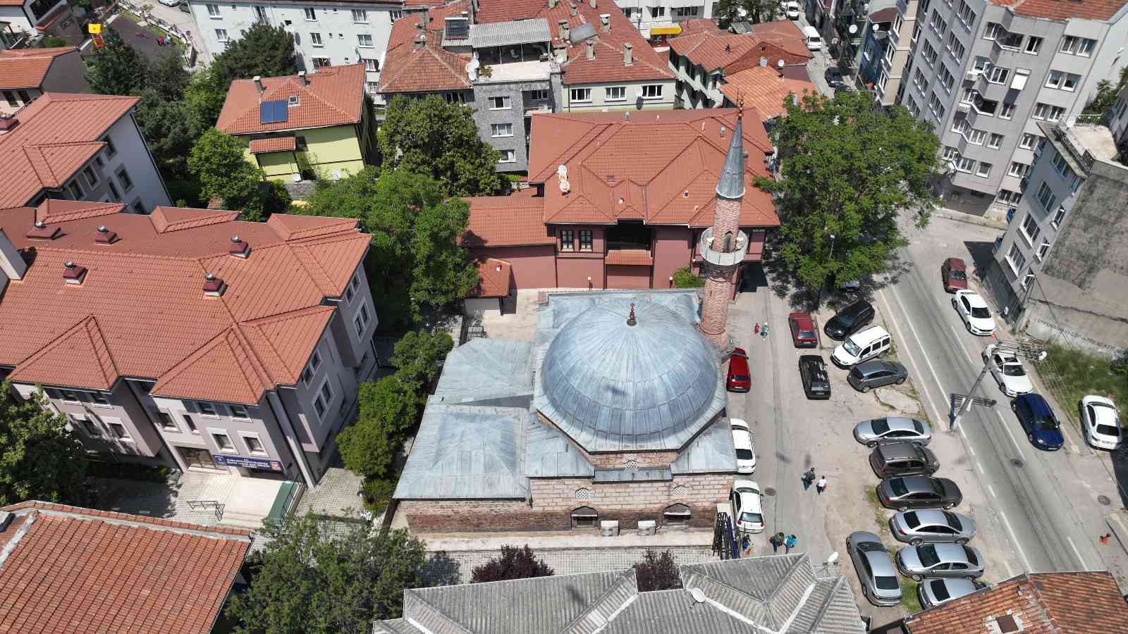 Bursa’da Fatih Sultan Mehmed Han döneminden kalan içerisinde cami, medrese, zikir bahçesi ve imam evi bulunan külliye alanına usülsüz yapılan ...