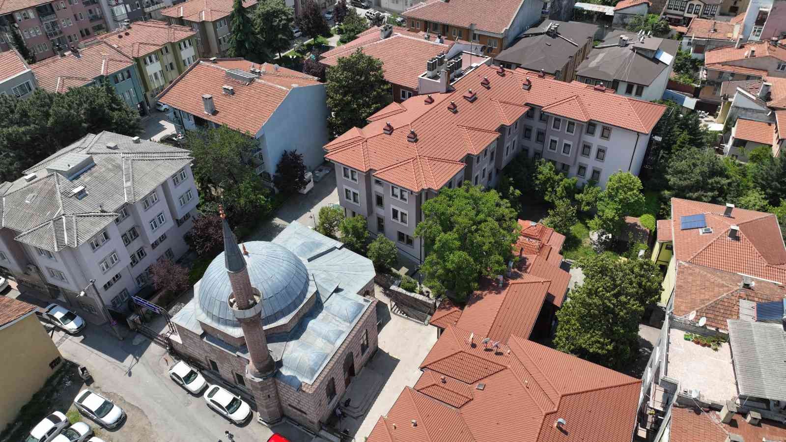 Bursa’da Fatih Sultan Mehmed Han döneminden kalan içerisinde cami, medrese, zikir bahçesi ve imam evi bulunan külliye alanına usülsüz yapılan ...