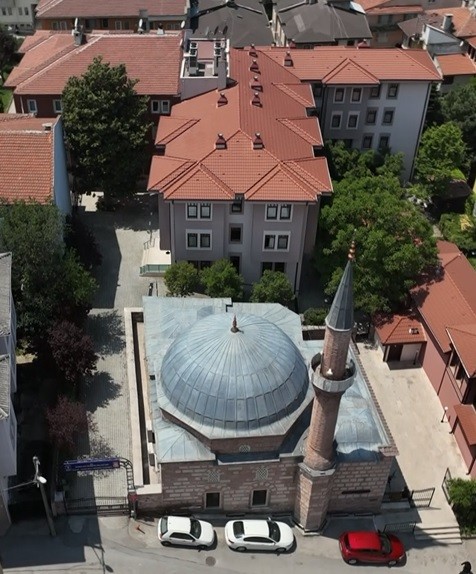 Bursa’da Fatih Sultan Mehmed Han döneminden kalan içerisinde cami, medrese, zikir bahçesi ve imam evi bulunan külliye alanına usülsüz yapılan ...