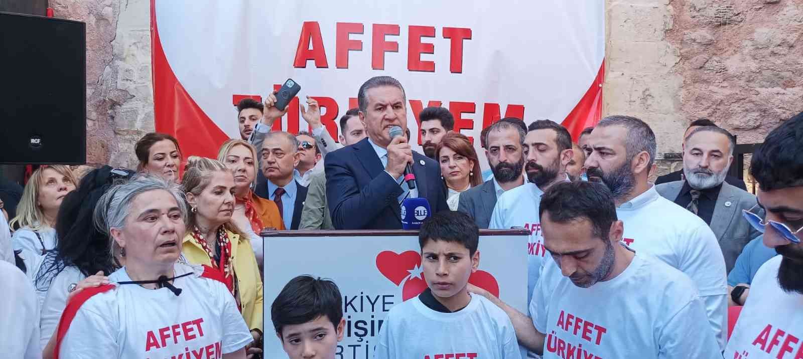 Türkiye Değişim Partisi (TDP) Genel Başkanı Mustafa Sarıgül, mahkum yakınlarıyla buluştu. Af çağrısını yineleyen Sargül, "Yaralı gönüllere merhem ...