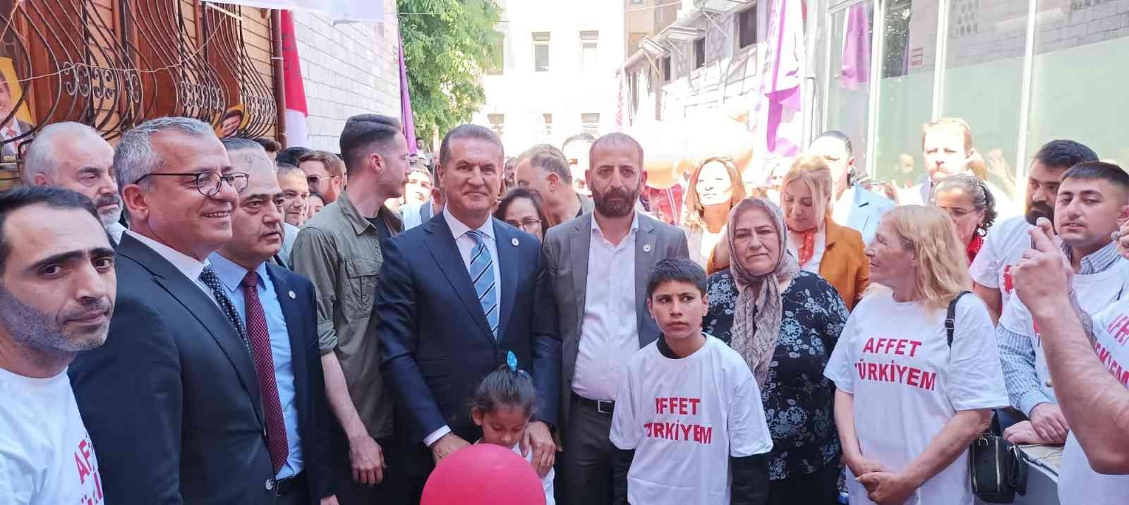 Türkiye Değişim Partisi (TDP) Genel Başkanı Mustafa Sarıgül, mahkum yakınlarıyla buluştu. Af çağrısını yineleyen Sargül, "Yaralı gönüllere merhem ...