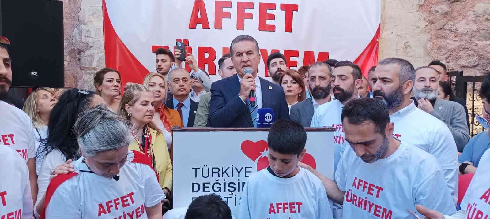 Türkiye Değişim Partisi (TDP) Genel Başkanı Mustafa Sarıgül, mahkum yakınlarıyla buluştu. Af çağrısını yineleyen Sargül, "Yaralı gönüllere merhem ...