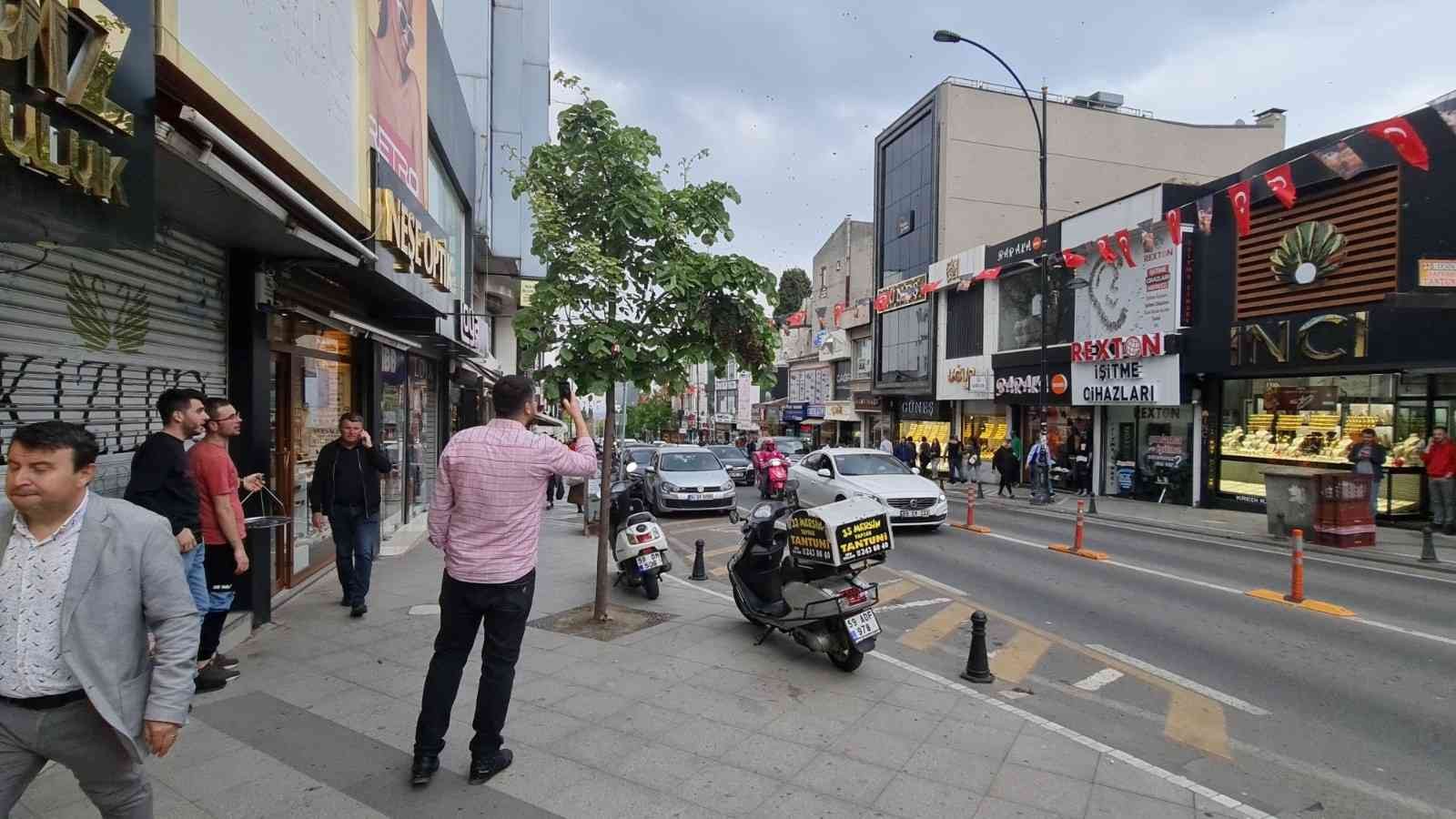 Tekirdağ’ın Süleymanpaşa ilçesinde bir ağaca toplandıktan sonra sokağa yayılan arılar, vatandaşlara zor anlar yaşattı. Tekirdağ’ın Süleymanpaşa ...