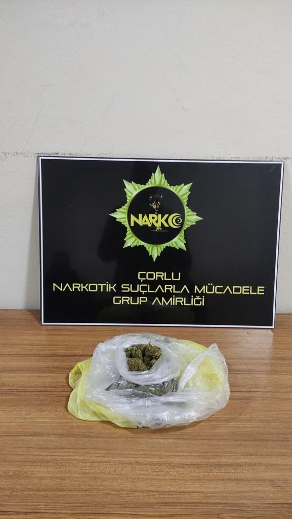 Tekirdağ il genelinde uyuşturucuya yönelik düzenlenen operasyonlarda yaklaşık 10 kilogram uyuşturucu madde, binlerce hap ve silahlar ele ...