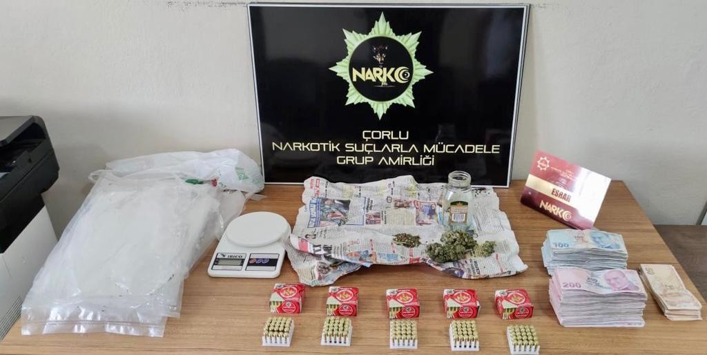 Tekirdağ il genelinde uyuşturucuya yönelik düzenlenen operasyonlarda yaklaşık 10 kilogram uyuşturucu madde, binlerce hap ve silahlar ele ...