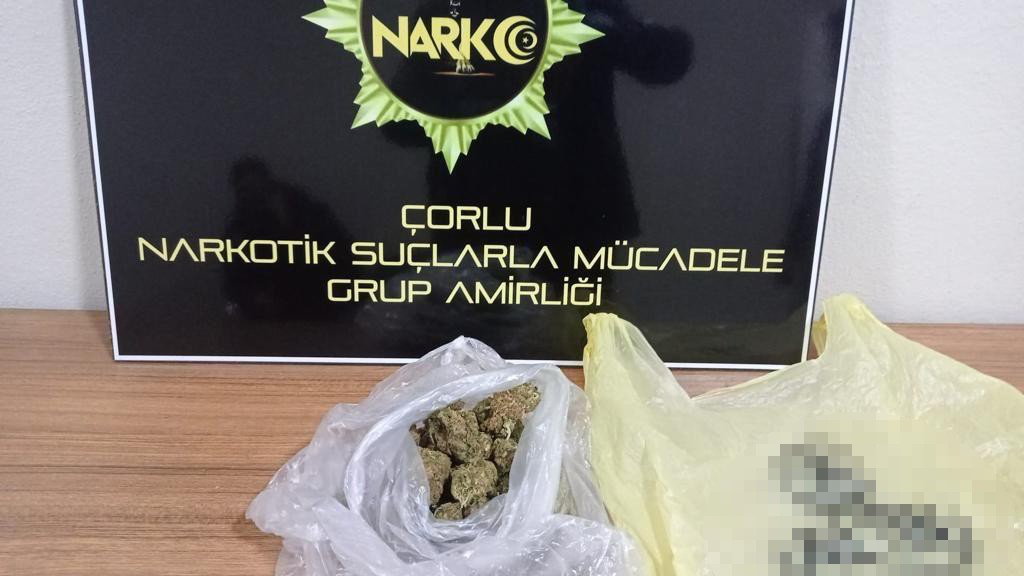 Tekirdağ il genelinde uyuşturucuya yönelik düzenlenen operasyonlarda yaklaşık 10 kilogram uyuşturucu madde, binlerce hap ve silahlar ele ...