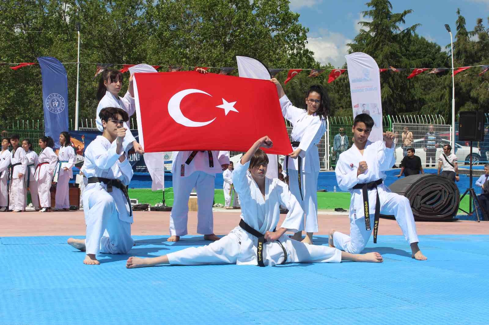 19 Mayıs Atatürk’ü Anma, Gençlik ve Spor Bayramı Tekirdağ’da coşkuyla kutlandı. 19 Mayıs Atatürk’ü Anma, Gençlik ve Spor Bayramı kutlamaları ...