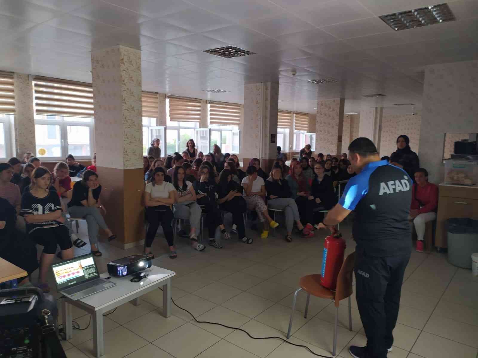 Tekirdağ Afet ve Acil Durum Müdürlüğü (AFAD), öğrencilere yönelik düzenlediği afet eğitimlerine devam ediyor. AFAD Tekirdağ İl Müdürlüğü, 2022 ...