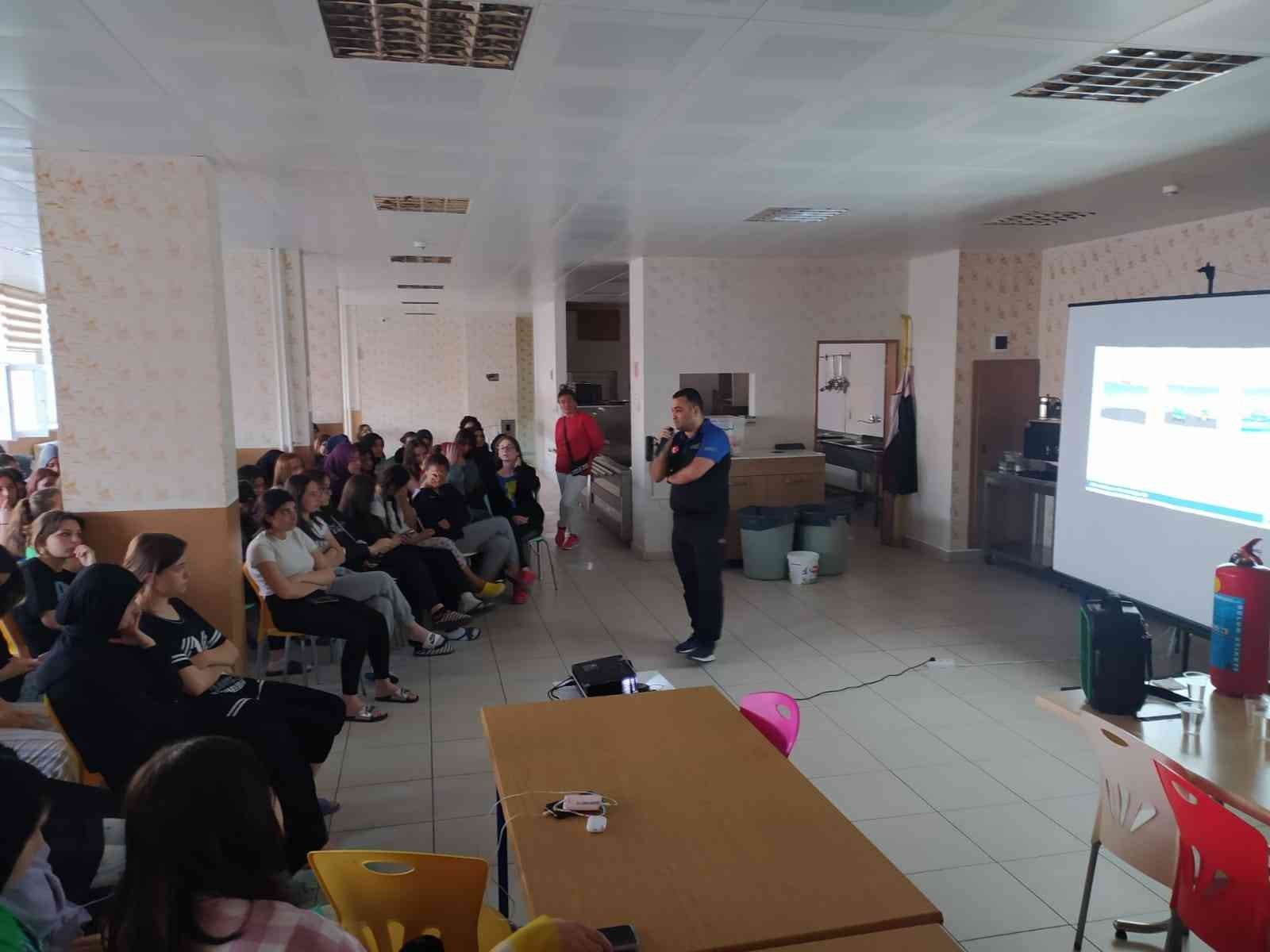 Tekirdağ Afet ve Acil Durum Müdürlüğü (AFAD), öğrencilere yönelik düzenlediği afet eğitimlerine devam ediyor. AFAD Tekirdağ İl Müdürlüğü, 2022 ...