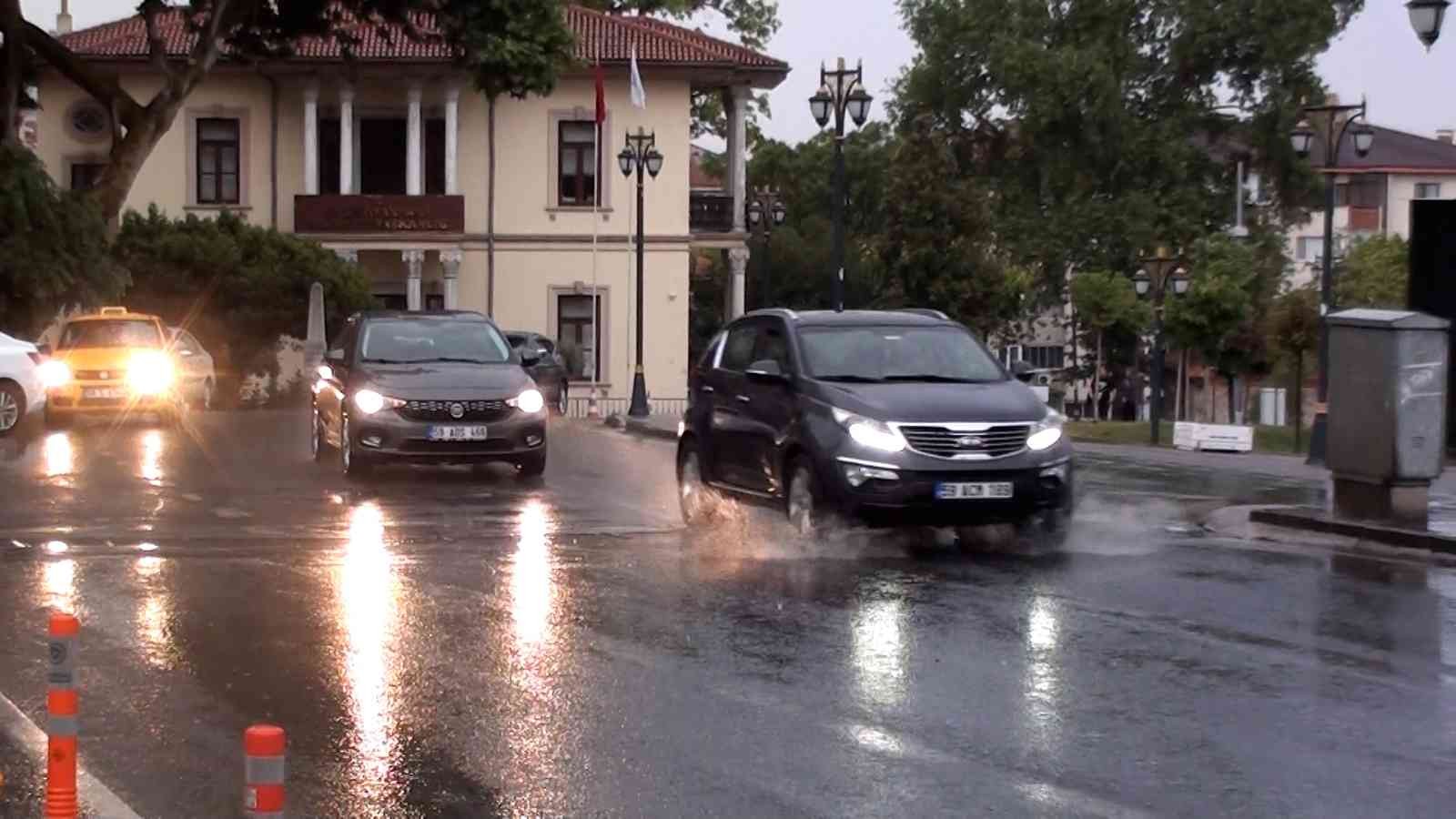 Tekirdağ’da aniden bastıran yağmur hayatı olumsuz etkilerken vatandaşlara zor anlar yaşattı. Meteoroloji Genel Müdürlüğü tarafından Marmara ...