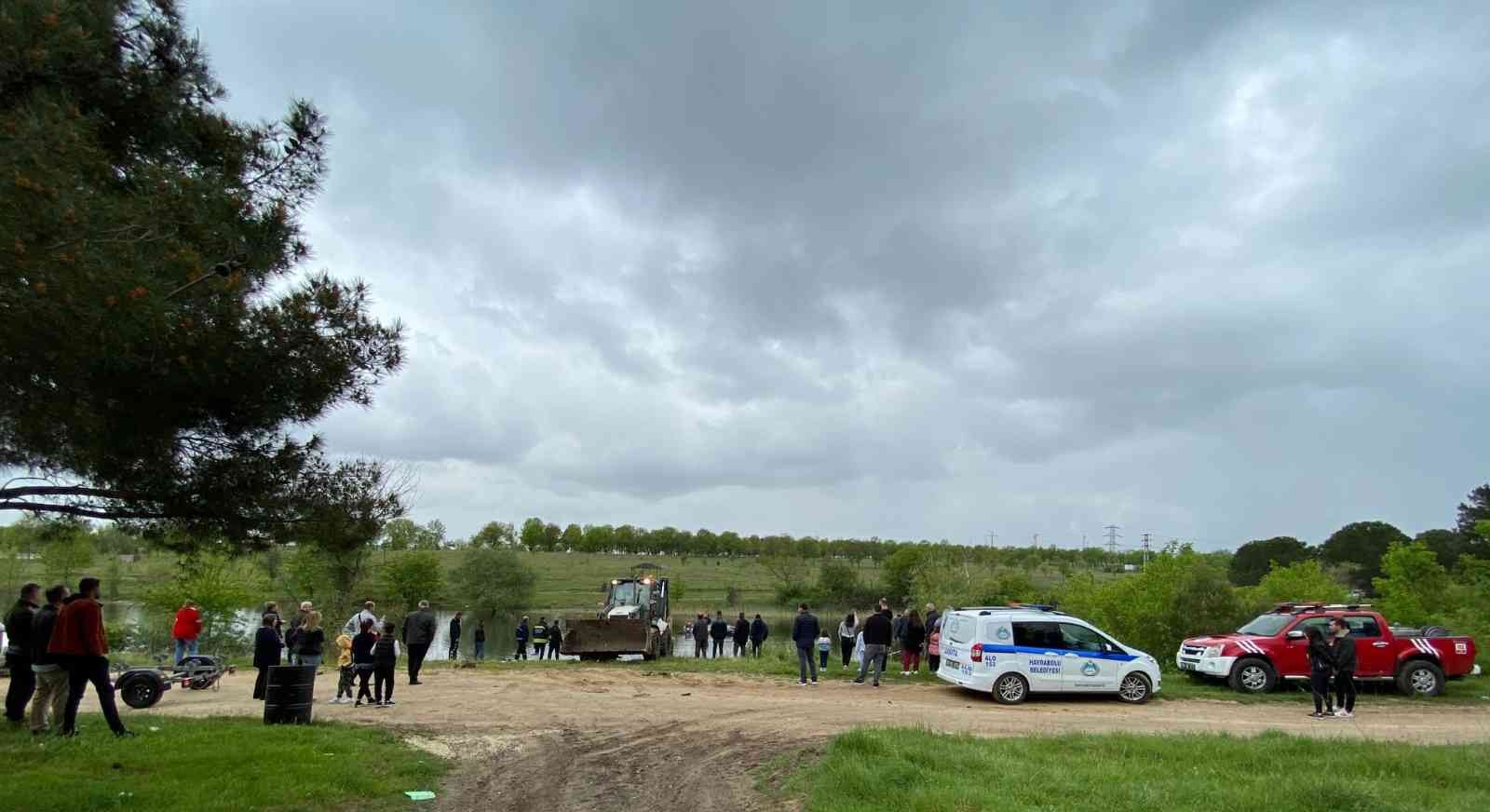 Tekirdağ’ın Hayrabolu ilçesinde arabasıyla gölete düşen at boğuldu. Olay Tekirdağ’ın Hayrabolu ilçesinde bulunan Hayrabol Göletine meydana geldi ...