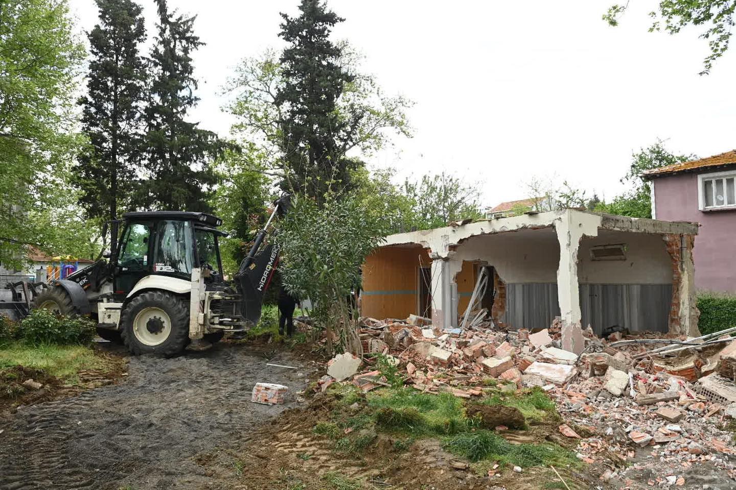 Tekirdağ’da Ramazan Bayramı sonrası sahaya inen Süleymanpaşa Belediye Başkanı Cüneyt Yüksel, vatandaşların taleplerini dinleyerek, yürütülen ...