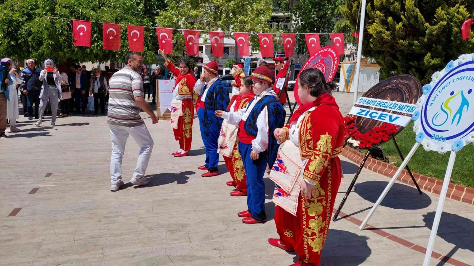 Engelliler Haftası Tekirdağ’da renkli başladı. Çelenk sunma töreninde engelliler gönüllerince eğlendi. Tekirdağ’ın Süleymanpaşa ilçesinde ...