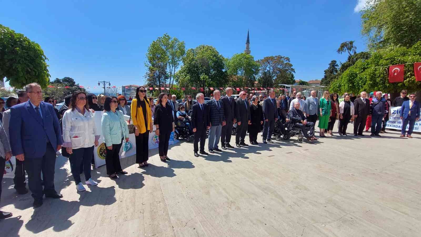 Engelliler Haftası Tekirdağ’da renkli başladı. Çelenk sunma töreninde engelliler gönüllerince eğlendi. Tekirdağ’ın Süleymanpaşa ilçesinde ...