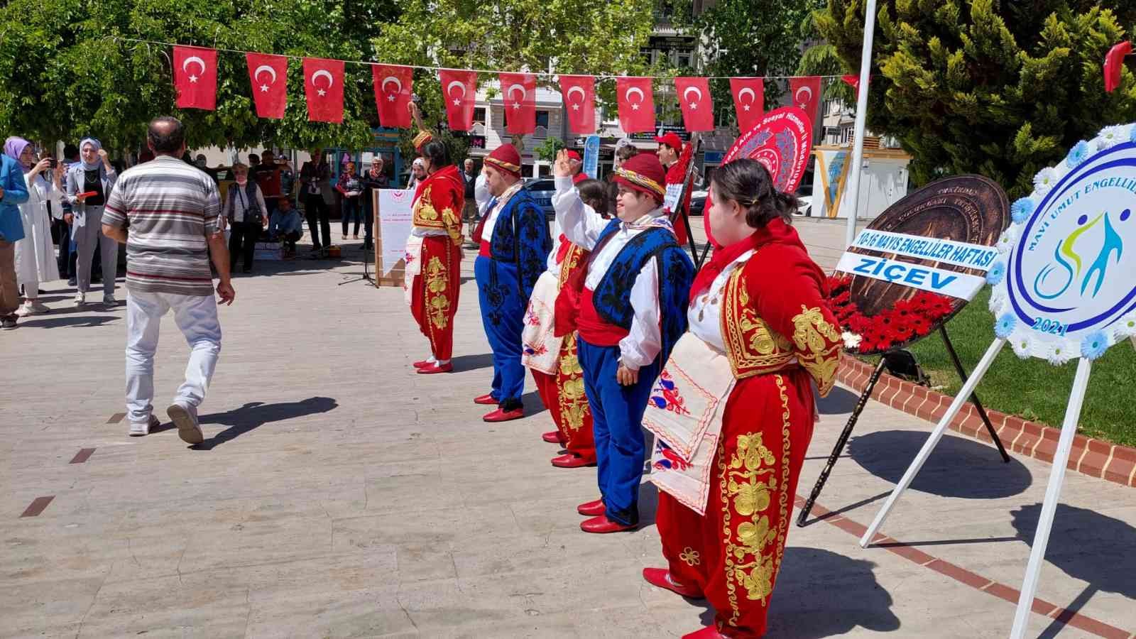 Engelliler Haftası Tekirdağ’da renkli başladı. Çelenk sunma töreninde engelliler gönüllerince eğlendi. Tekirdağ’ın Süleymanpaşa ilçesinde ...