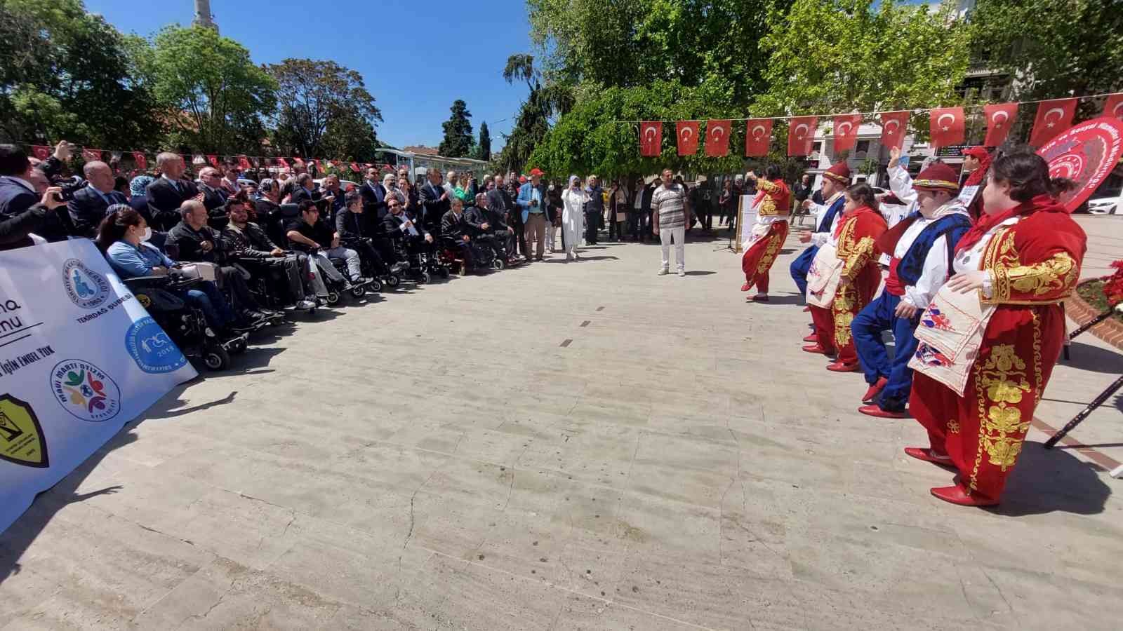 Engelliler Haftası Tekirdağ’da renkli başladı. Çelenk sunma töreninde engelliler gönüllerince eğlendi. Tekirdağ’ın Süleymanpaşa ilçesinde ...