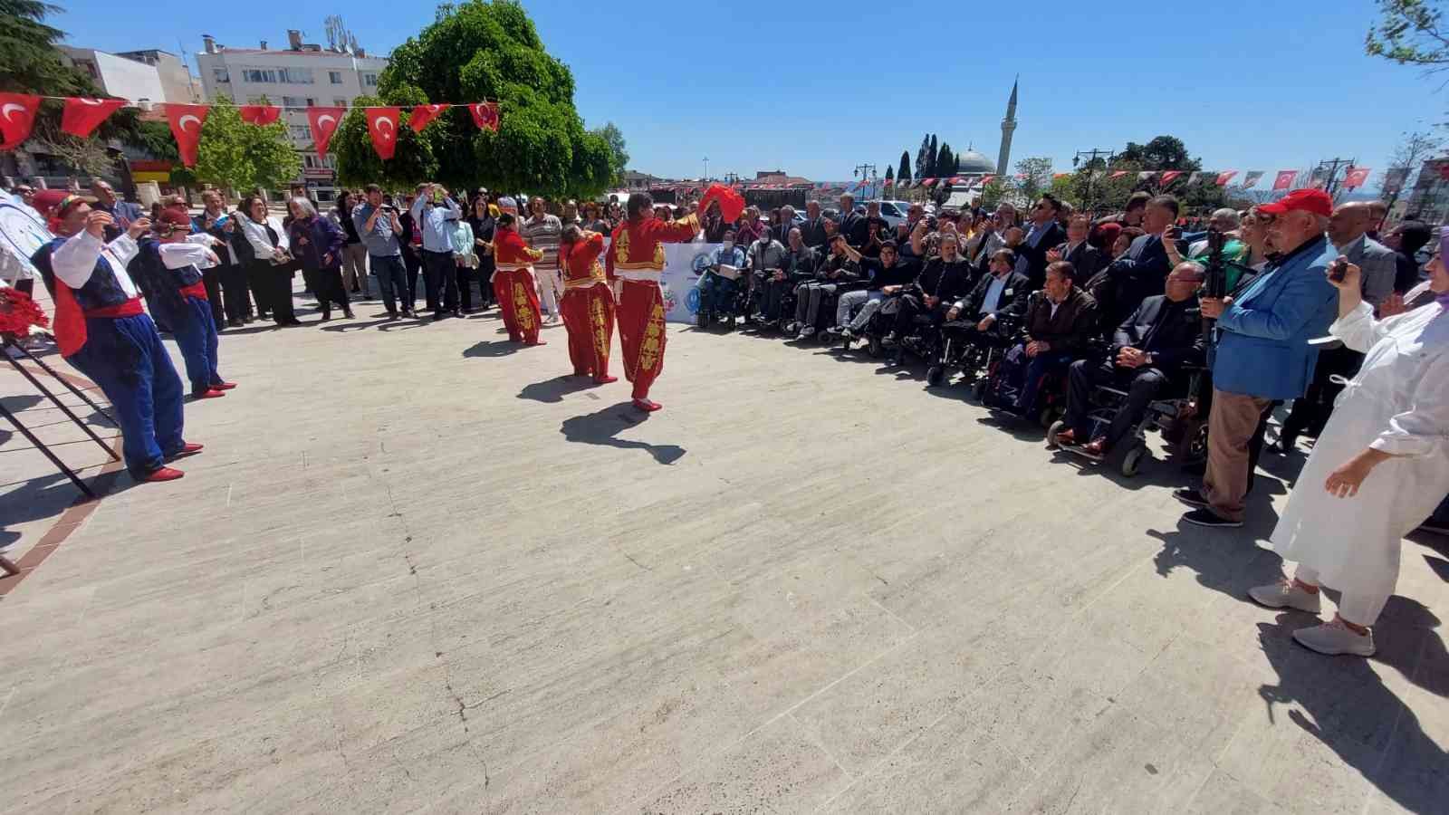 Engelliler Haftası Tekirdağ’da renkli başladı. Çelenk sunma töreninde engelliler gönüllerince eğlendi. Tekirdağ’ın Süleymanpaşa ilçesinde ...