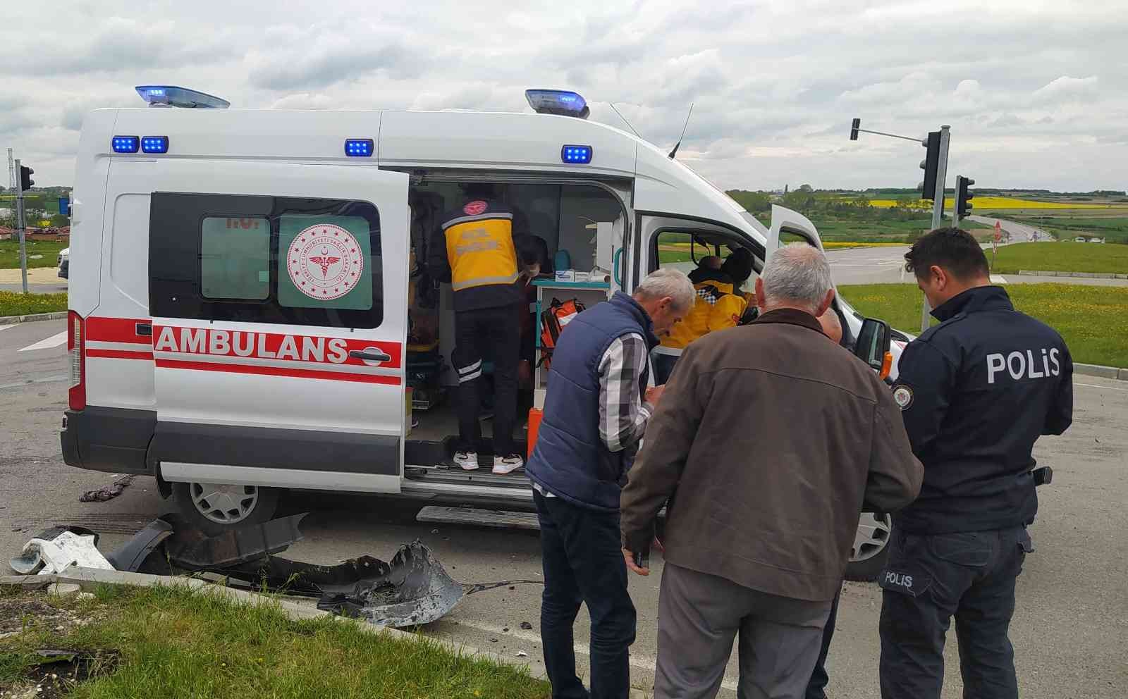 Tekirdağ’da iki otomobilin kırmızı ışık ihlali sonucu çarpıştığı kazada 4 kişi ağır yaralandı. Kaza, Saray İlçesi çevreyolu üzerinde meydana ...