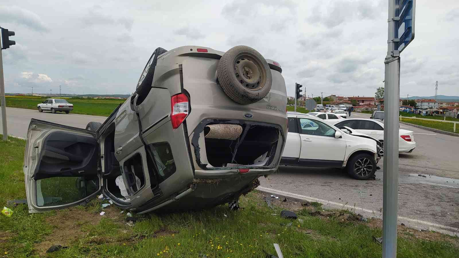 Tekirdağ’da iki otomobilin kırmızı ışık ihlali sonucu çarpıştığı kazada 4 kişi ağır yaralandı. Kaza, Saray İlçesi çevreyolu üzerinde meydana ...