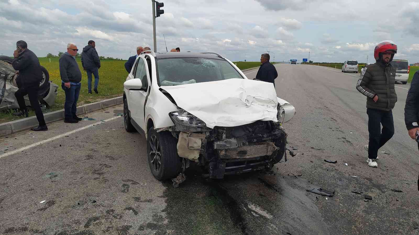 Tekirdağ’da iki otomobilin kırmızı ışık ihlali sonucu çarpıştığı kazada 4 kişi ağır yaralandı. Kaza, Saray İlçesi çevreyolu üzerinde meydana ...