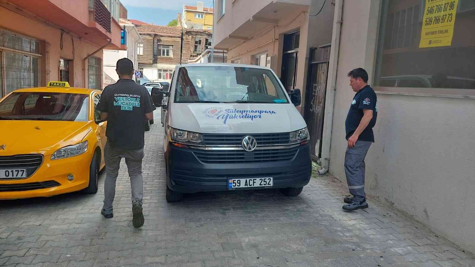 Tekirdağ’ın şehir merkezinde kanalizasyonlardan çıkan sürüler halindeki hamam böcekleri sokakları istila etti. Hamam böcekleri, gündüz ölü ...