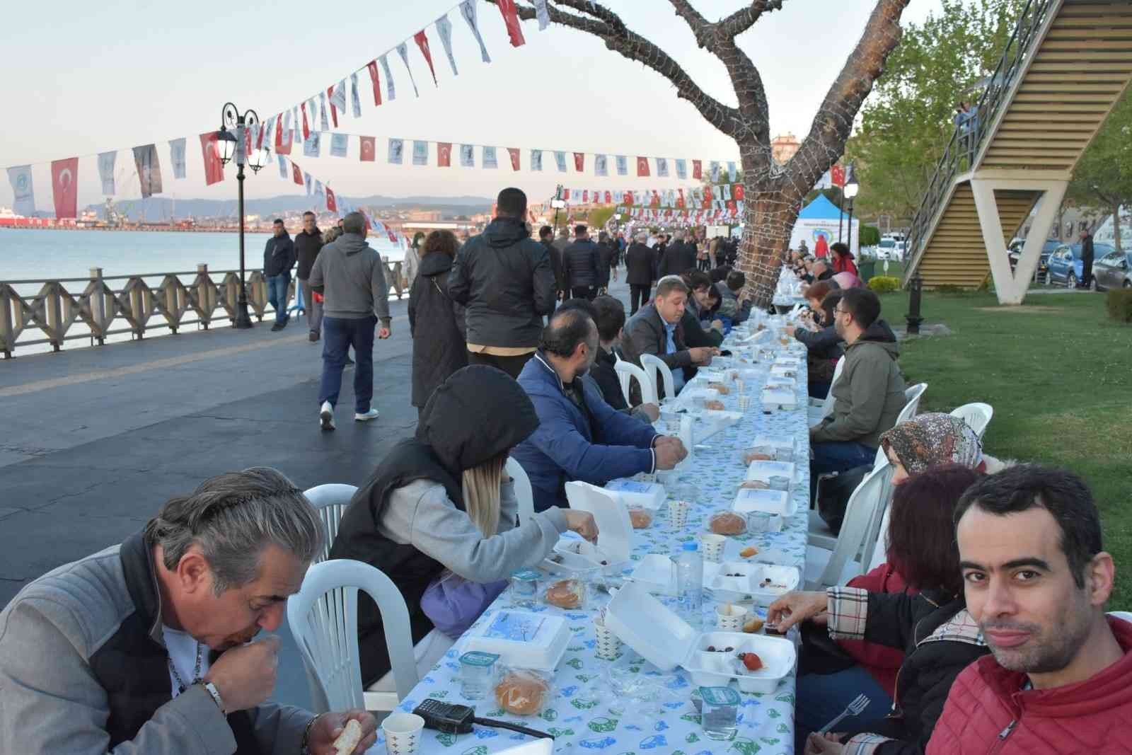 Tekirdağ’ın Süleymanpaşa ilçesinde düzenlenen Hıdırellez kahvaltısında vatandaşlar dileklerini denize bıraktı. 5 Mayıs’ı 6 Mayıs’a bağlayan gece ...