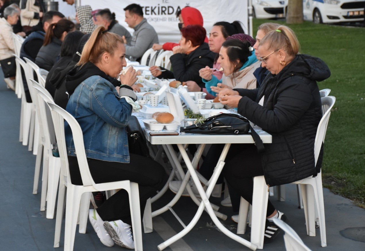 Tekirdağ’ın Süleymanpaşa ilçesinde düzenlenen Hıdırellez kahvaltısında vatandaşlar dileklerini denize bıraktı. 5 Mayıs’ı 6 Mayıs’a bağlayan gece ...