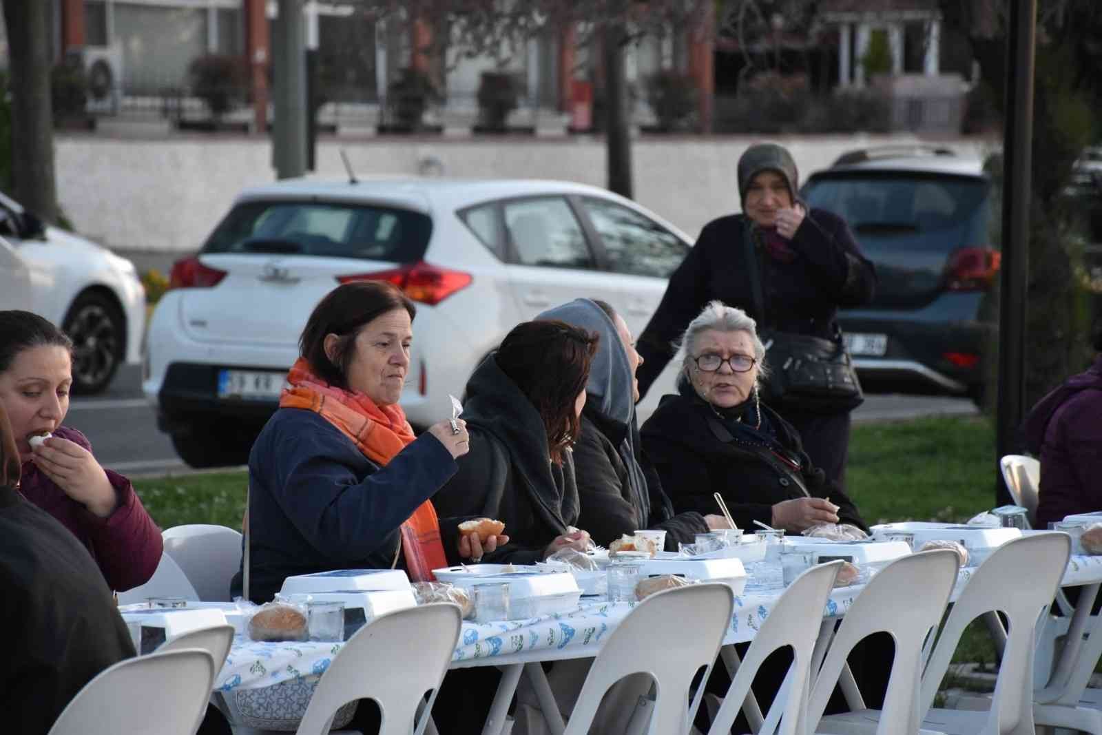 Tekirdağ’ın Süleymanpaşa ilçesinde düzenlenen Hıdırellez kahvaltısında vatandaşlar dileklerini denize bıraktı. 5 Mayıs’ı 6 Mayıs’a bağlayan gece ...