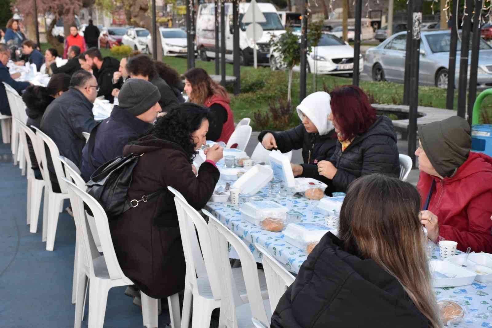 Tekirdağ’ın Süleymanpaşa ilçesinde düzenlenen Hıdırellez kahvaltısında vatandaşlar dileklerini denize bıraktı. 5 Mayıs’ı 6 Mayıs’a bağlayan gece ...