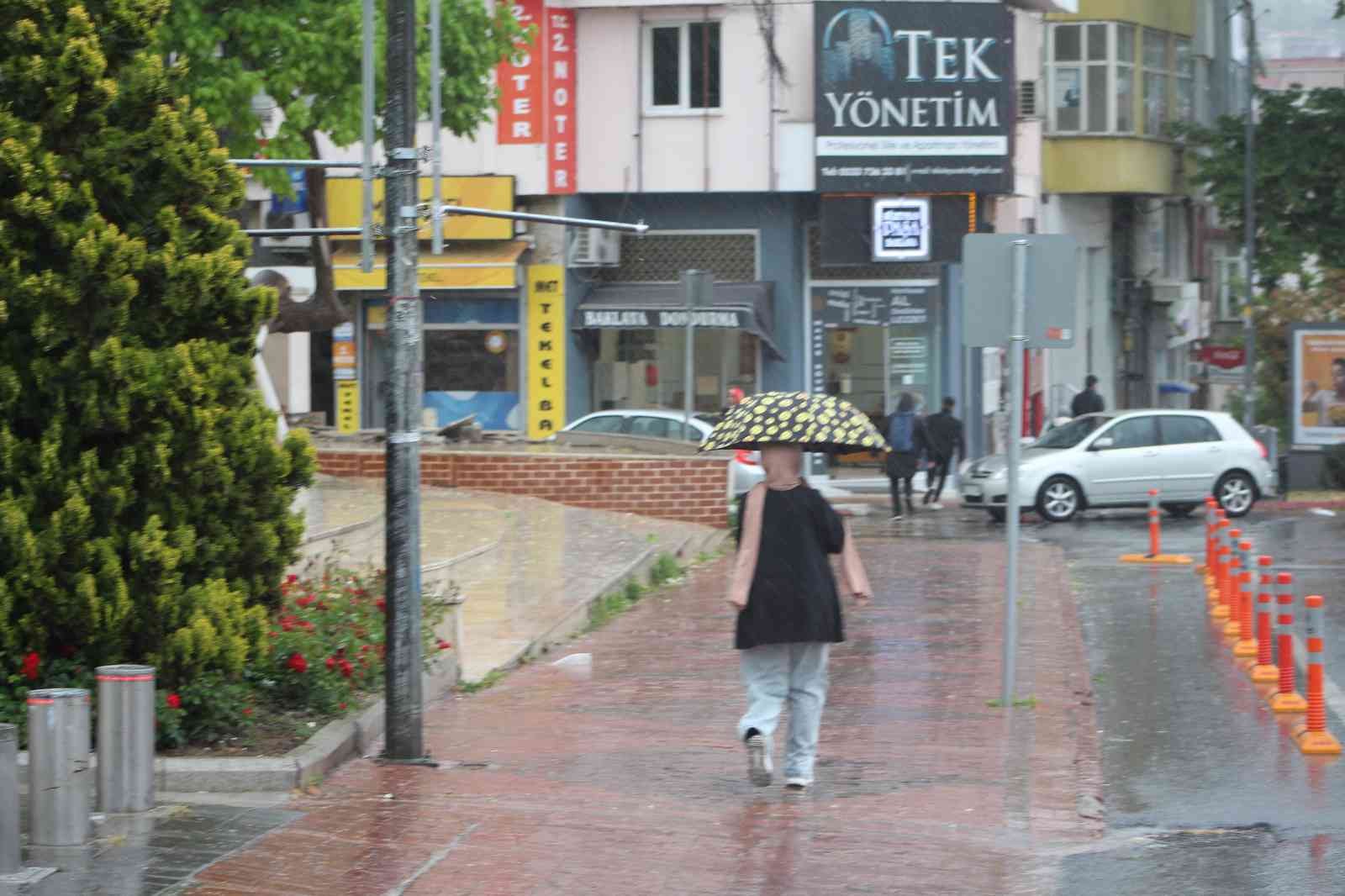 Tekirdağ’da aniden bastıran sağanak yağmur hayatı olumsuz etkiledi. Meteoroloji Genel Müdürlüğünün yaptığı yağış uyarılarının ardından aniden ...