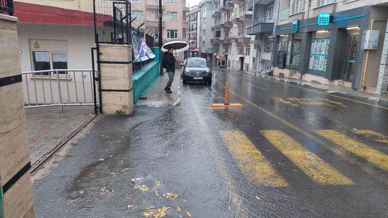 Tekirdağ’da aniden bastıran sağanak yağmur hayatı olumsuz etkiledi. Meteoroloji Genel Müdürlüğünün yaptığı yağış uyarılarının ardından aniden ...