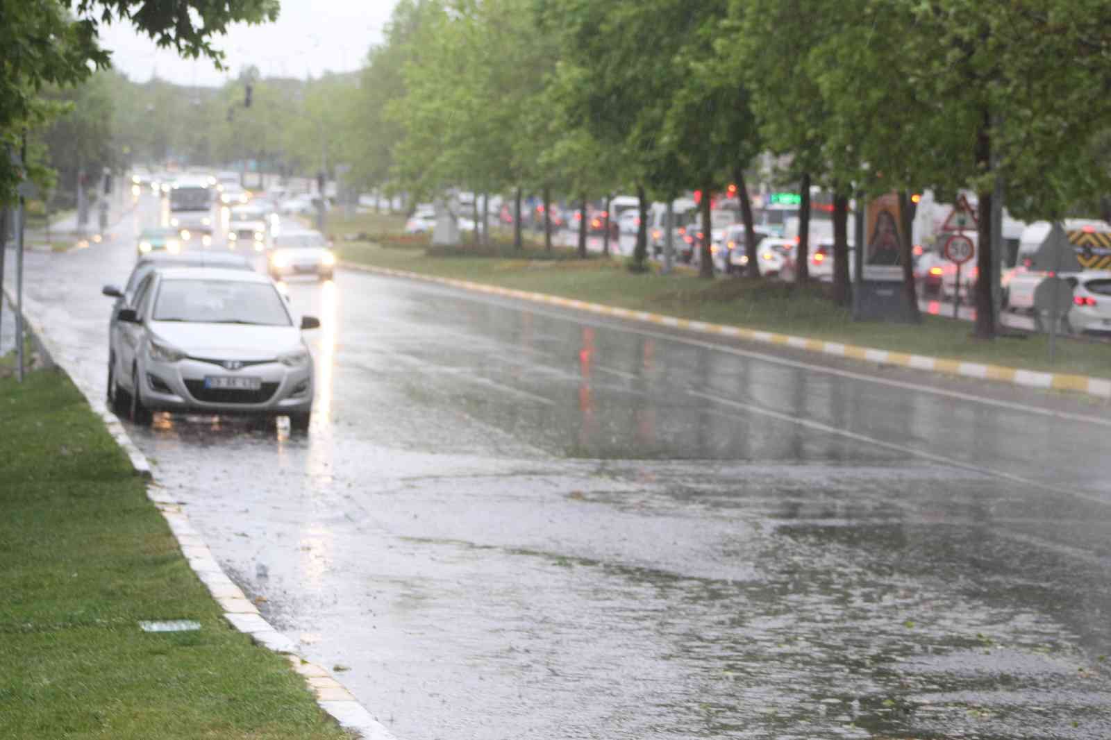 Tekirdağ’da aniden bastıran sağanak yağmur hayatı olumsuz etkiledi. Meteoroloji Genel Müdürlüğünün yaptığı yağış uyarılarının ardından aniden ...