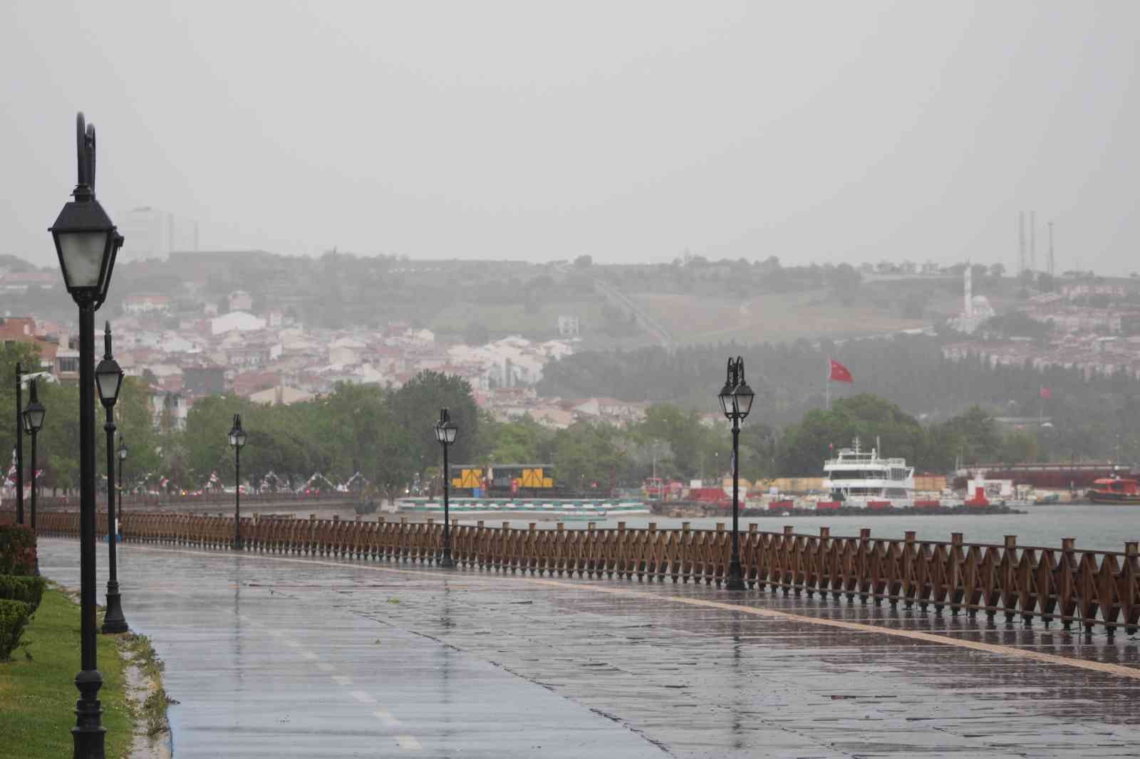 Tekirdağ’da aniden bastıran sağanak yağmur hayatı olumsuz etkiledi. Meteoroloji Genel Müdürlüğünün yaptığı yağış uyarılarının ardından aniden ...