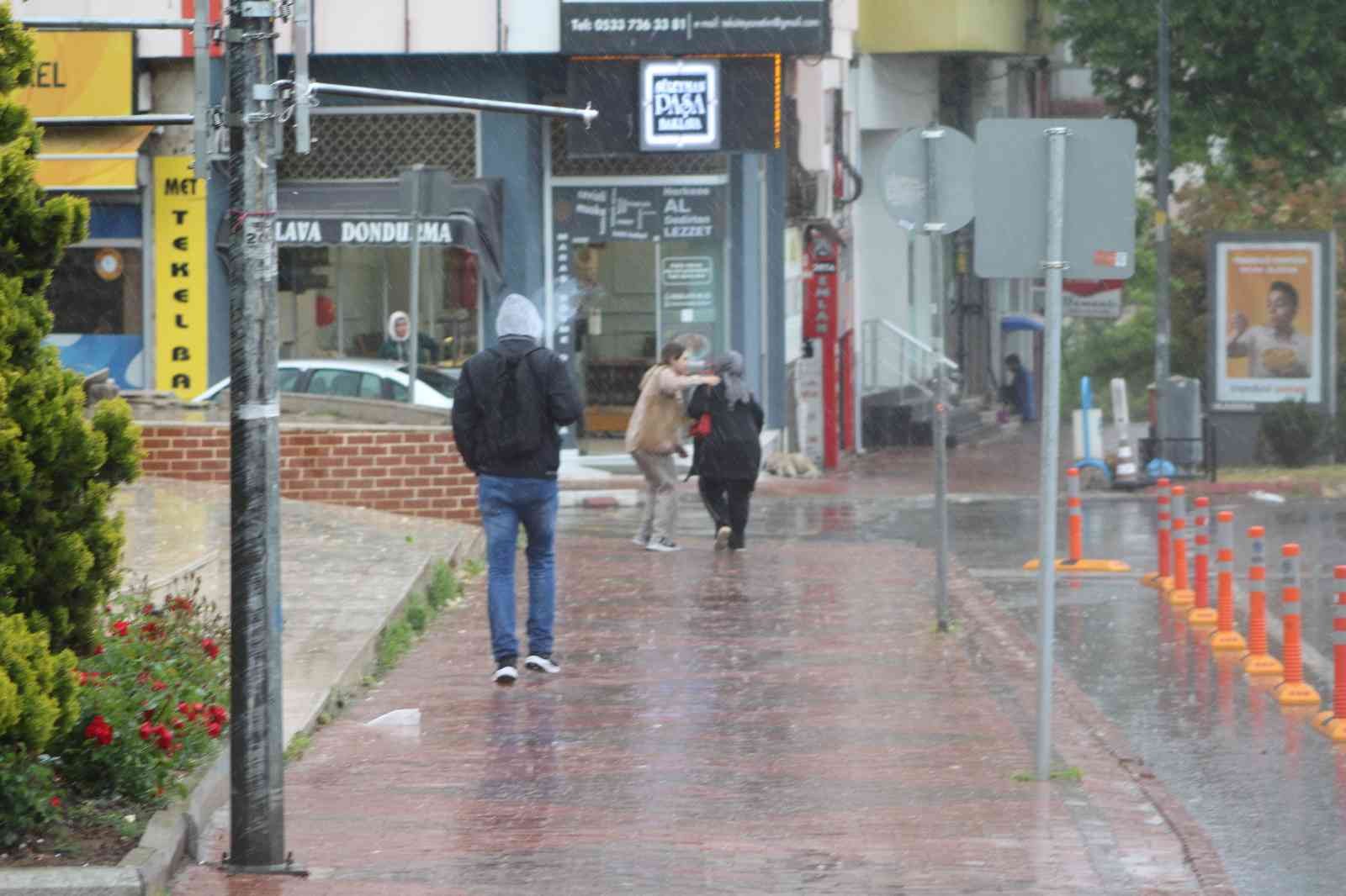 Tekirdağ’da aniden bastıran sağanak yağmur hayatı olumsuz etkiledi. Meteoroloji Genel Müdürlüğünün yaptığı yağış uyarılarının ardından aniden ...