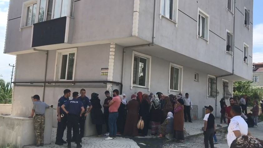 Tekirdağ’ın Çerkezköy ilçesinde cinnet getiren 25 yaşındaki kadın, 6 yaşındaki kızını bıçaklayarak öldürdü. Olay, Çerkezköy ilçesi Bağlık ...