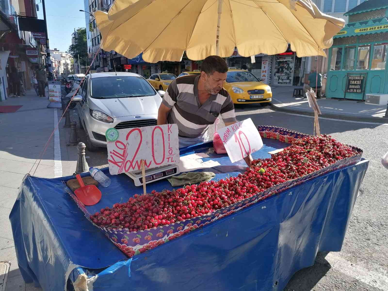 Tekirdağ’ın Süleymanpaşa ilçesinde yılın ilk hasadından elde edilen kirazın kilosu 20 liradan tezgahlarda yerini aldı. Tekirdağ’da yarım aşırı ...