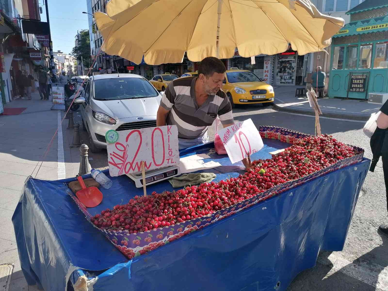 Tekirdağ’ın Süleymanpaşa ilçesinde yılın ilk hasadından elde edilen kirazın kilosu 20 liradan tezgahlarda yerini aldı. Tekirdağ’da yarım aşırı ...